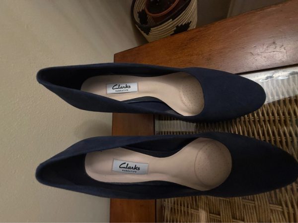 Navy Clarks heels - Image 4